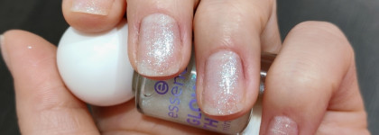 Атмосфера праздника. Лак с сюрпризами: Essence Glow in the dark mini nail polish 01