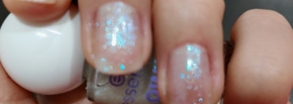 Атмосфера праздника. Лак с сюрпризами: Essence Glow in the dark mini nail polish 01