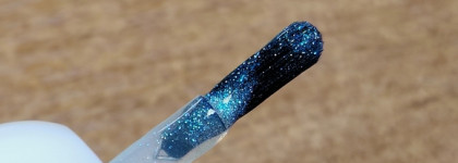 Атмосфера праздника. Лак с сюрпризами: Essence Glow in the dark mini nail polish 01