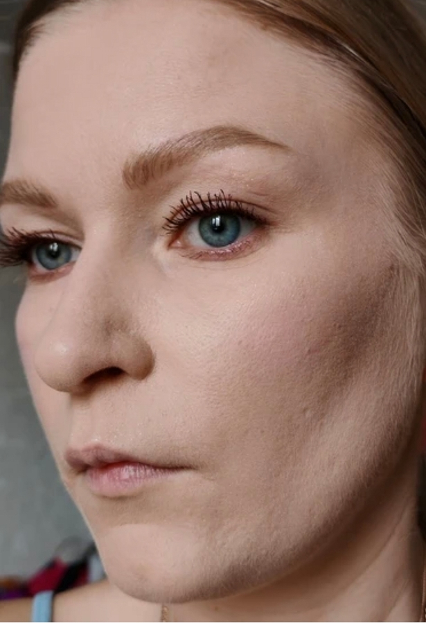 На лице смесь двух оттенков