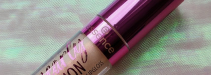 Essence pearly potion multi-reflective lipgloss 01 Golden peach