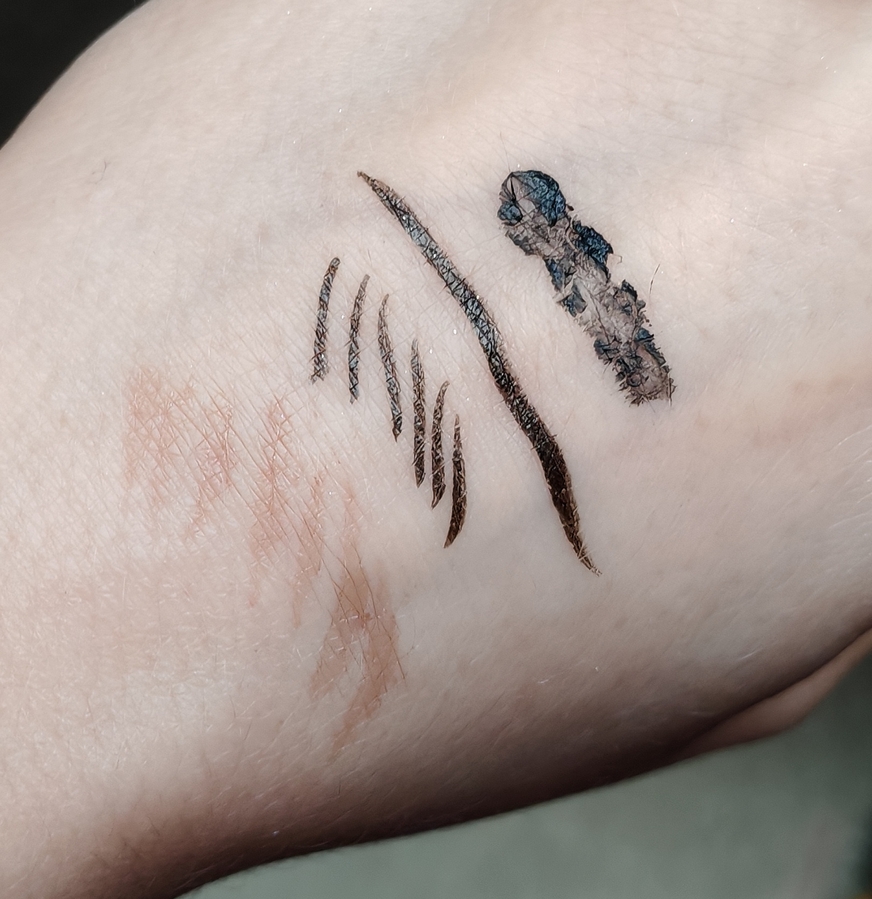 Подводка матовая, блестки остались от теней