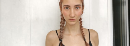 Цветные спреи Sephora Hair Color Blush на тёмных волосах