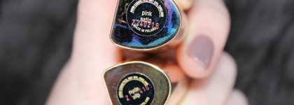 И снова здравствуйте! Увлажняющие помады Avon Luxe в оттенках Nude slip (нежный поцелуй) и Pink satin (розовая парча)