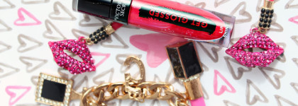 Ни к чему не обязывающий, но привлекающий внимание. Блеск для губ Victoria's Secret Get Glossed Lip Shine в оттенке "Love It"