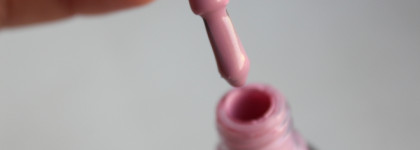 Нежная парочка. Стойкий быстросохнущий лак с глянцевым покрытием Oriflame The Onr "Цветущий клевер" и Лак для ногтей NailLook Trends Unicorn "Twinky Pinky"