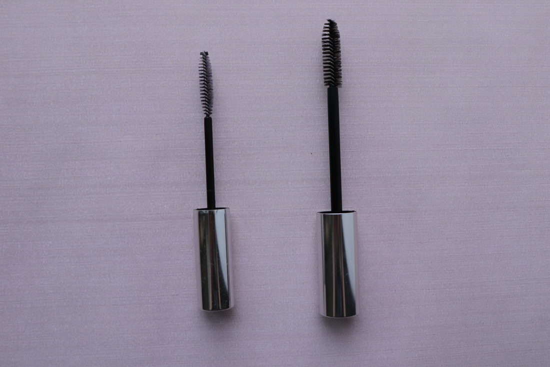 Слева - миниатюрная удобнейшая щеточка от Clinic Lash Power Mascara , справа , побольше, - от Clinic High Impact Mascara