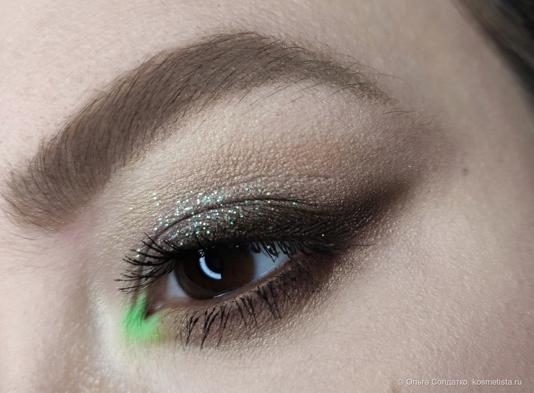 Во внутреннем уголке глаза зеленый неоновый оттенок из Makeup Revolution Colour Chaos