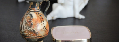 Румяна или бронзер? Румяна из коллекции Claudia Schiffer в оттенке Hot Sand от бренда Artdeco