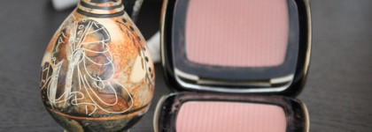 Румяна или бронзер? Румяна из коллекции Claudia Schiffer в оттенке Hot Sand от бренда Artdeco