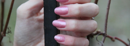 Нежные лаки Diorific Vernis в оттенках 220 Promesse и 360 Lively из рождественской коллекции Dior Midnight Wish Holiday Collection 2018