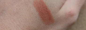 Бежевая нежность на каждый день с весенней коллекцией от Chanel: помада в оттенке 71 Nuance и лак для ногтей в оттенке 646 Bleached Mauve