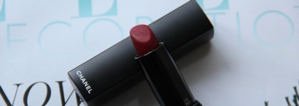 Элегантность и сдержанность. Rouge Allure Velvet Extrême в оттенке 130 Rouge Obscur из коллекции Noir et Blanc de Chanel