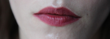 Элегантность и сдержанность. Rouge Allure Velvet Extrême в оттенке 130 Rouge Obscur из коллекции Noir et Blanc de Chanel