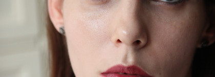 Элегантность и сдержанность. Rouge Allure Velvet Extrême в оттенке 130 Rouge Obscur из коллекции Noir et Blanc de Chanel