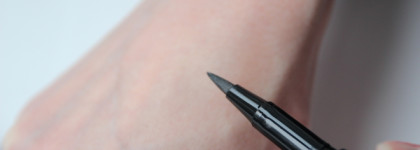 Моя прелесть: интенсивная стойкая подводка для глаз Signature de Chanel (Intense Longwear Eyeliner Pen) в оттенке 10 Noir