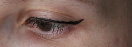 Моя прелесть: интенсивная стойкая подводка для глаз Signature de Chanel (Intense Longwear Eyeliner Pen) в оттенке 10 Noir