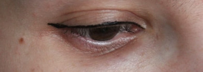 Моя прелесть: интенсивная стойкая подводка для глаз Signature de Chanel (Intense Longwear Eyeliner Pen) в оттенке 10 Noir