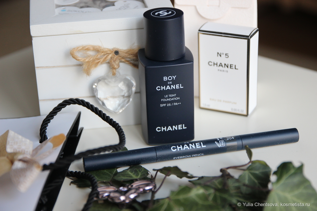 Мои новинки из коллекции макияжа Boy de Chanel: Le Tient Foundation в оттенке 30 Medium Light и карандаш для бровей Le Stylo Sourcils в оттенке 204 Grey