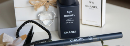 Мои новинки из коллекции макияжа Boy de Chanel: Le Tient Foundation в оттенке 30 Medium Light и карандаш для бровей Le Stylo Sourcils в оттенке 204 Grey
