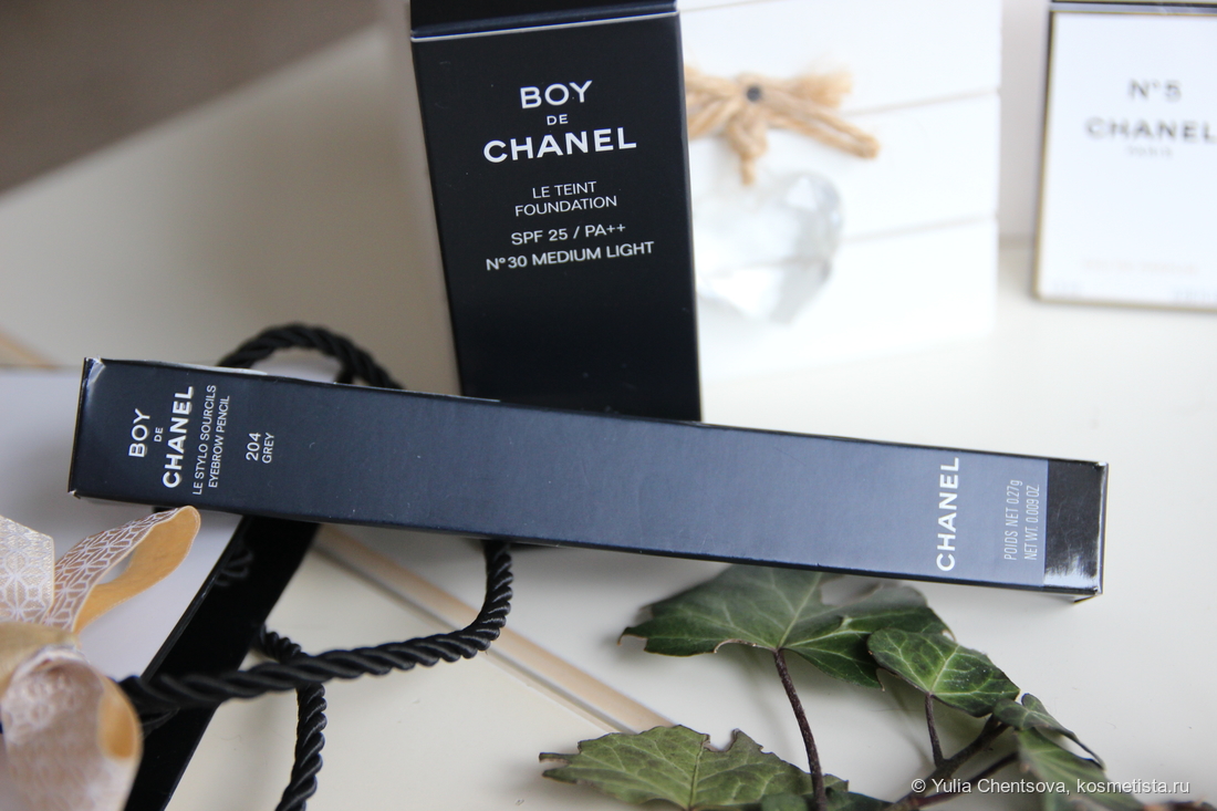 Мои новинки из коллекции макияжа Boy de Chanel: Le Tient Foundation в оттенке 30 Medium Light и карандаш для бровей Le Stylo Sourcils в оттенке 204 Grey