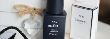 Мои новинки из коллекции макияжа Boy de Chanel: Le Tient Foundation в оттенке 30 Medium Light и карандаш для бровей Le Stylo Sourcils в оттенке 204 Grey