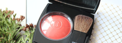 Яркие румяна в моей косметичке: компактные румяна Chanel Joues Contraste Powder Blush в оттенке 380 So Close