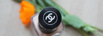 Летнее настроение с флюидом-хайлайтером Les Beiges Sheer healthy glow highlighting fluid Summer of Glow от Chanel в оттенке Sunkissed