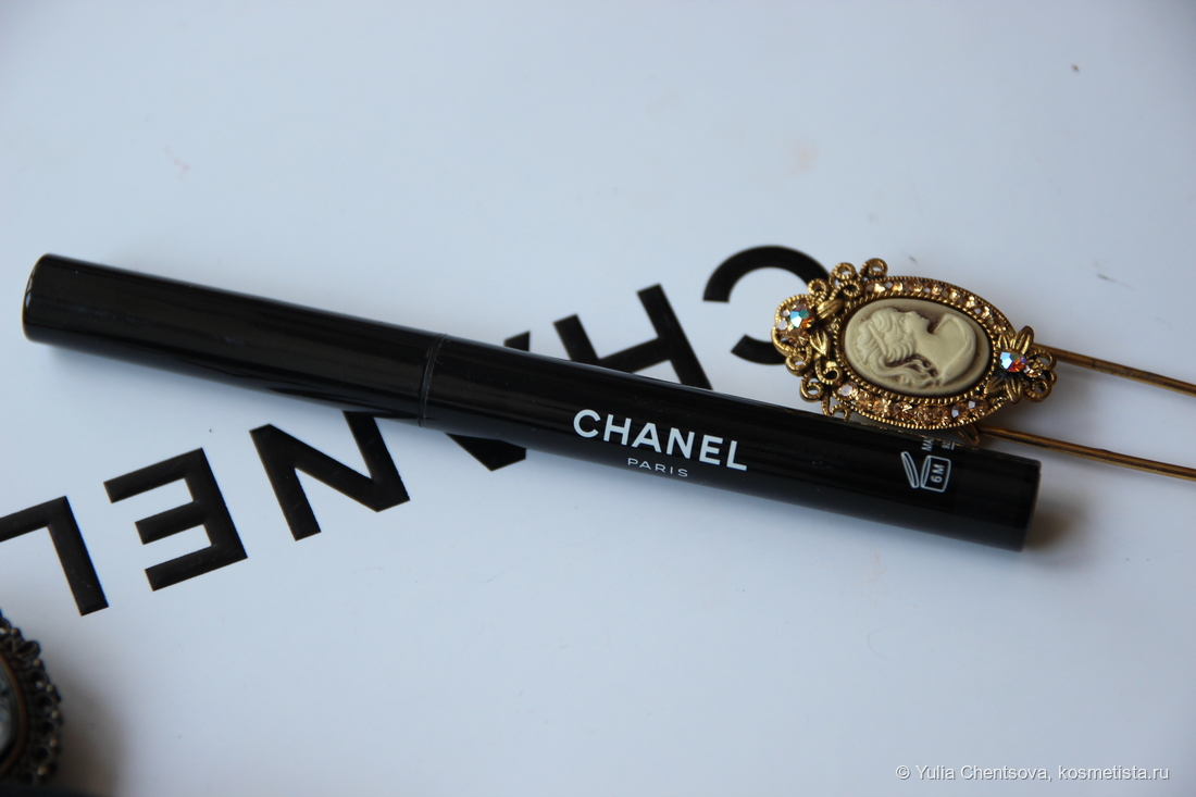 Интенсивная стойкая подводка для глаз Signature de Chanel.