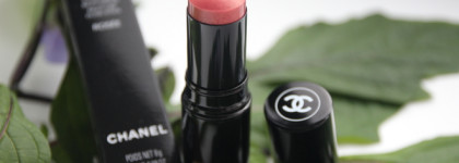 Осенняя новинка из коллекции Fall-Winter 2020.Candeur et experience: Acte II от Chanel. Увлажняющий стик-хайлайтер для лица, глаз и губ Baume Essentiel в оттенке Rosée