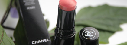 Осенняя новинка из коллекции Fall-Winter 2020.Candeur et experience: Acte II от Chanel. Увлажняющий стик-хайлайтер для лица, глаз и губ Baume Essentiel в оттенке Rosée