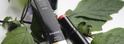 Осенняя новинка из коллекции Fall-Winter 2020.Candeur et experience: Acte II от Chanel. Увлажняющий стик-хайлайтер для лица, глаз и губ Baume Essentiel в оттенке Rosée