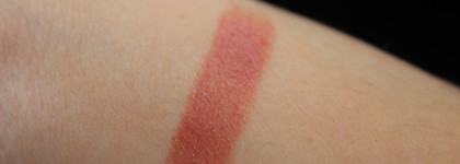 Нюд с золотыми искрами: помада Rouge Allure в оттенке 107 Or Beige и тени Ombre Première Laque в оттенке 927 Cuivre Rose из Рождественской коллекции Les Chaînes d' Or de Chanel