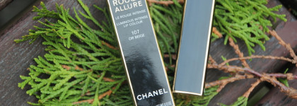 Нюд с золотыми искрами: помада Rouge Allure в оттенке 107 Or Beige и тени Ombre Première Laque в оттенке 927 Cuivre Rose из Рождественской коллекции Les Chaînes d' Or de Chanel