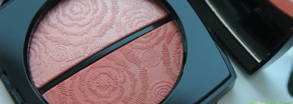 Новинки из весенней коллекции Chanel: палетка для лица Fleurs de Printemps, помада Rouge Allure Velvet Extrême в оттенке 136 Pivoine Noire и тушь Le Volume de Chanel в оттенке 120 Metal Terracotta