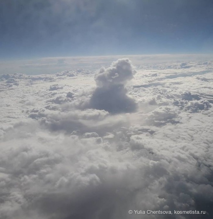 Облака в небе во время полёта.