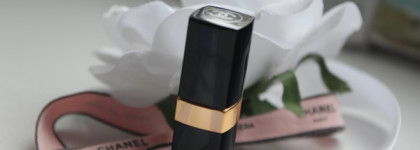 Сияющая повседневность: помада Rouge Coco в оттенке 496 Tendresse из коллекции Perles et éclats de Chanel (Le Blanc 2021 )