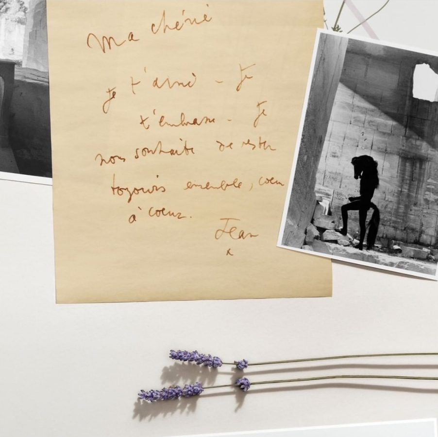 Скриншот " визитки" показа  Chanel Cruise 2021/22 из соц.сетей бренда с изображением письма Жана Кокто к Габриэль Шанель и мифического "кентавра" из фильма " Завещание Орфея".