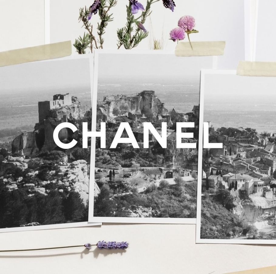 Карьер дё Люмьер на " визитке" показа Chanel Cruise 2021/22. Скриншот из соц. сетей бренда.