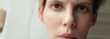 "Макияж без правил": зеленые с золотом smoky eyes с продуктами Chanel