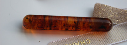 Полезные и красивые мелочи в моей косметичке и уходе: янтарный массажёр для лица и матирующие салфетки Papier Matifiant de Chanel