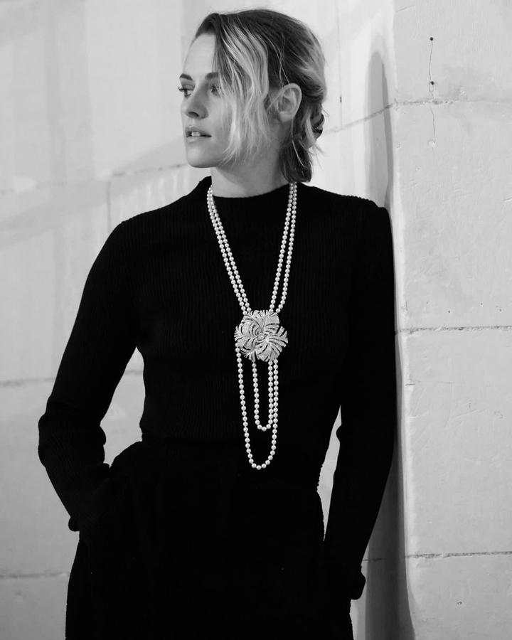 Кристен Стюарт на показе Chanel Métiers d'Art 2020/21 3 декабря 2020 года.