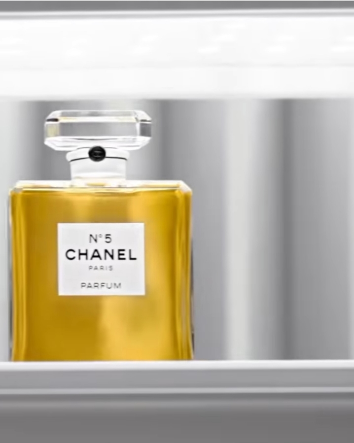 Скрин из видео в социальных сетях бренда, воплощающий аромат Chanel#5