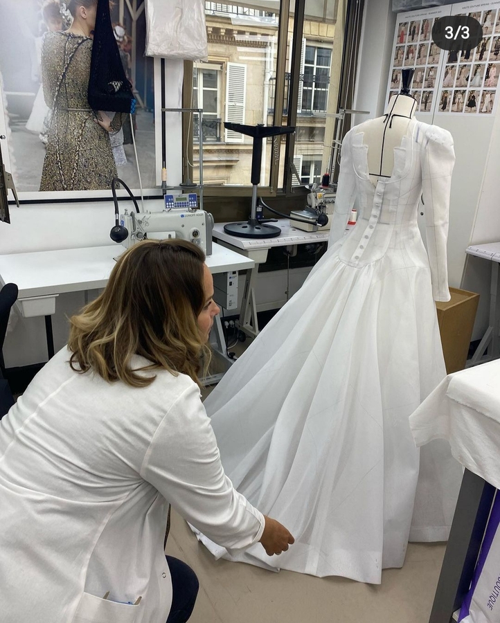 Скрин из соц.сетей Маргарет Куэлли. Процесс создания платья невесты, которое закрывало показ Chanel Haute Couture Fall-Winter 2021-22.