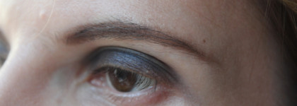 "Макияж без правил": варианты синих smoky eyes со средствами Chanel