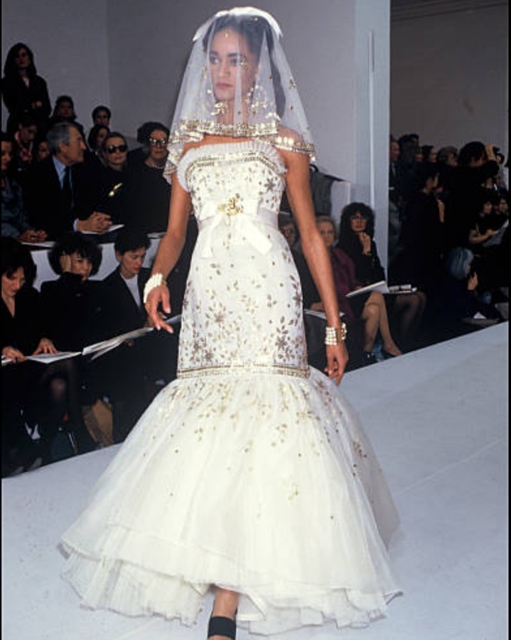 Свадебное платье Chanel  из весенней коллекции Prêt-à-Porter 1988 года.