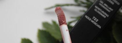 Нюд с карандашом для для губ Le Crayon Lévres в оттенке 164 Pivoine и блеском Rouge Coco Gloss в оттенке 722 Noce Moscata от Chanel