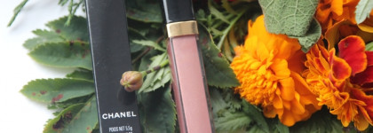 Нюд с карандашом для для губ Le Crayon Lévres в оттенке 164 Pivoine и блеском Rouge Coco Gloss в оттенке 722 Noce Moscata от Chanel