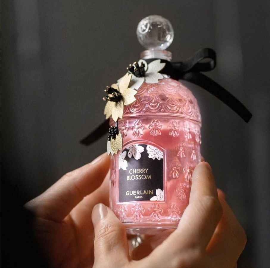 Нежно-розовый оттенок парфима напоминает, о том, что вдохновением для аромата послужили цветы сакуры. Фото из сети.
