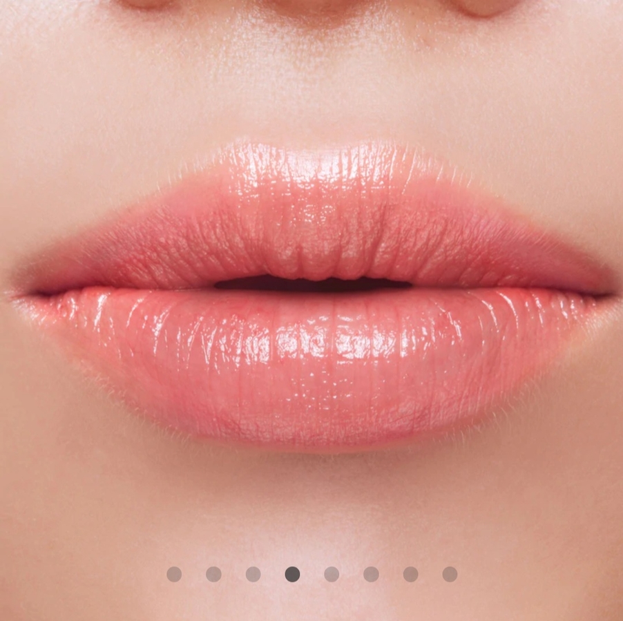 Официальный свотч на губах оттенка B101 Gisele. Скрин с официального сайта.
